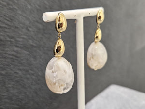 Boucles d'oreilles ZAG Lyah en acier doré et résine crème