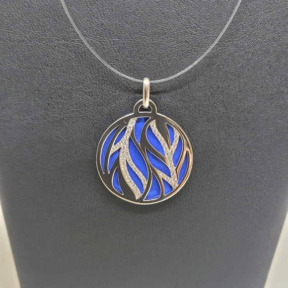 Les Georgettes Pendentif précieux Plumes argenté 25mm n°50 avec cuir bleu outremer/rose sirène