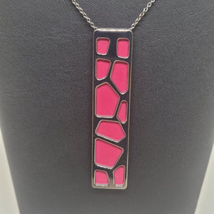 Les Georgettes Pendentif Girafe ruthénium 60mm n°89 avec cuir fuchsia/anthracite
