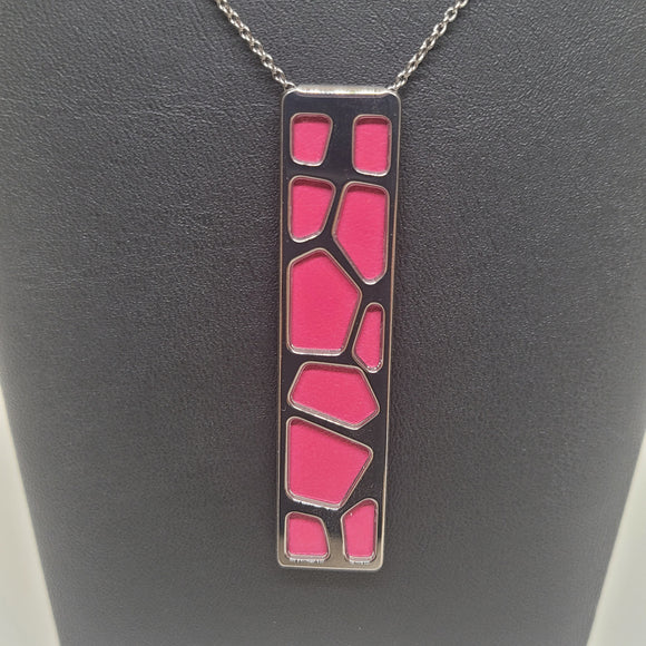 Les Georgettes Pendentif Girafe ruthénium 60mm n°89 avec cuir fuchsia/anthracite